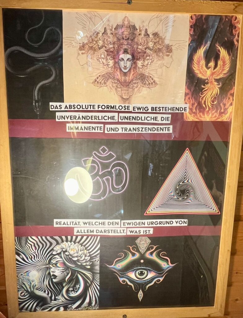 „Collage aus mystischen Symbolen wie Schlange, mehrgesichtigem Wesen, Phönix, Om‑Zeichen und Auge, kombiniert mit deutschem Text über absolute Realität.“