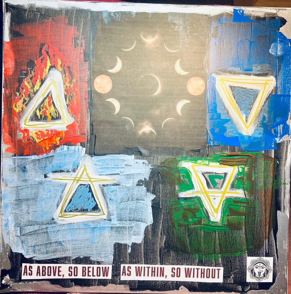 „Artwork mit fünf symbolischen Elementen: Feuer‑Dreieck, Mondphasen‑Kreis, Wasser‑Dreieck, sechszackigem Stern und Erd‑Dreieck, dazu der Text ‚As above, so below – as within, so without‘.“