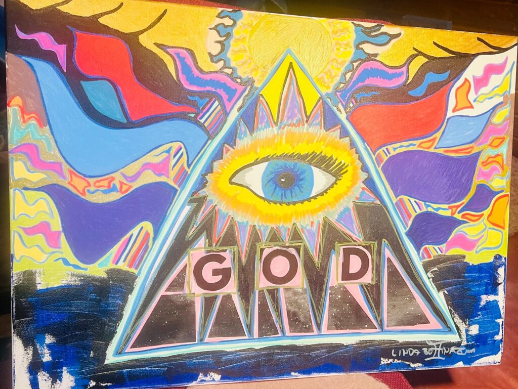 „Psychedelisches Gemälde mit großem Dreieck, zentralem Auge und dem Wort ‚GOD‘, umgeben von farbintensiven abstrakten Formen.“