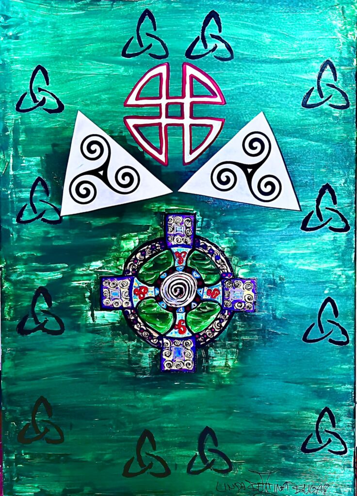 Keltisch inspiriertes Artwork mit farbigem Kreuz, Triskel‑Symbolen und Triquetra‑Knoten auf grün‑türkisem Hintergrund.
