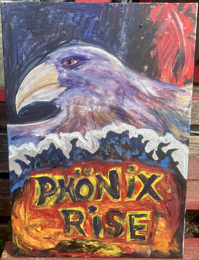 „Gemälde eines Phönix in roten, blauen und gelben Farbtönen mit dem Schriftzug ‚PHÖNIX RISE‘ vor flammendem Hintergrund.“