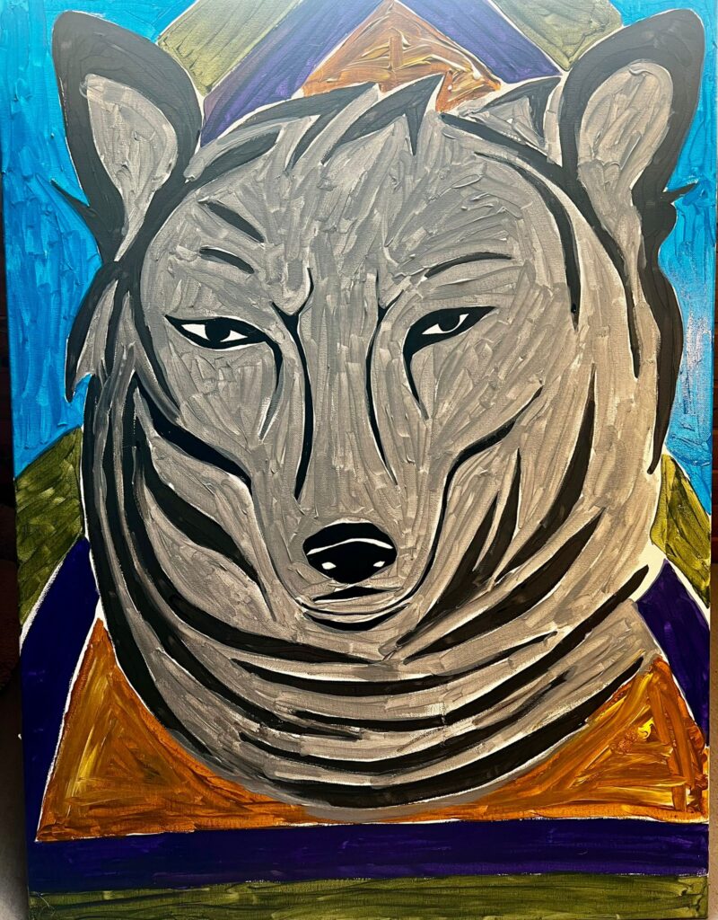 „Abstraktes Tierporträt eines wolf‑bärenartigen Wesens vor farbigen geometrischen Formen.“