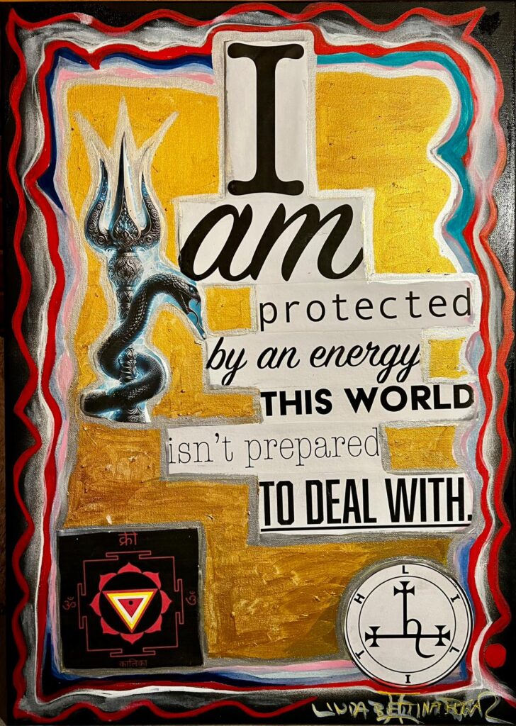 Symbolisches Artwork mit goldener Fläche, Schlangen‑Trident, geometrischen Zeichen und dem Text ‚I am protected by an energy this world isn’t prepared to deal with‘.